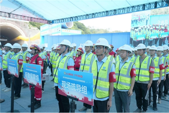 03 渝萬高鐵隧道火災及坍塌事故 綜合應急演練在站前8標成功舉行973.png